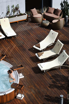 Vonkajšia vírivka a terasa